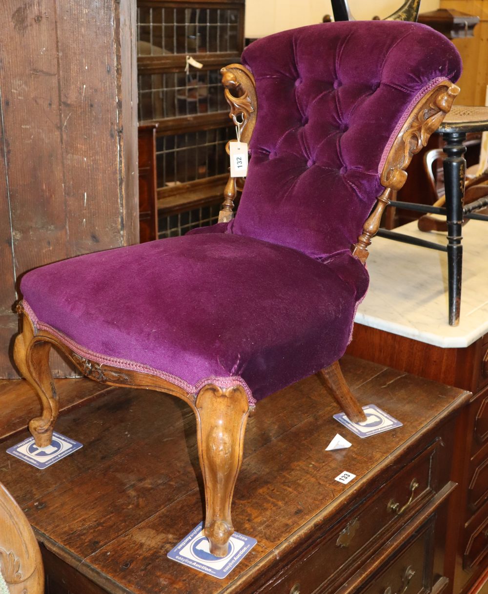 A Victorian carved walnut buttoned salon chair